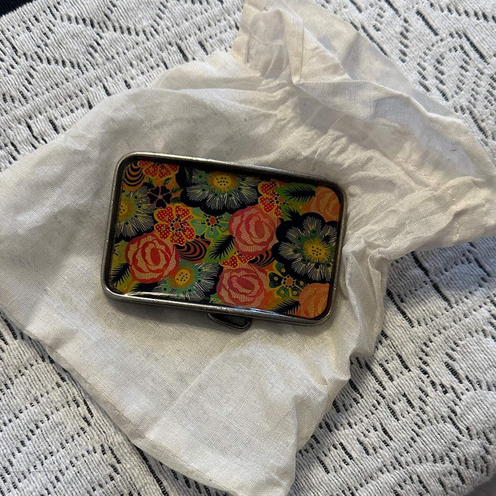 Lachik belt buckle with vintage floral pattern